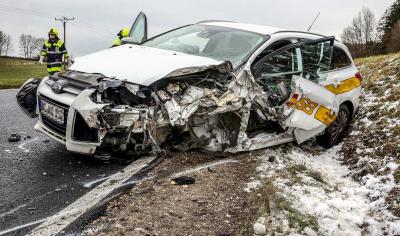 Muensingen: Frontalzusammenstoss fordert Schwerverletzte - ASB Fahrzeug beteiligt